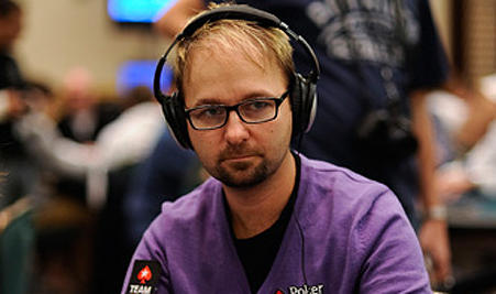 negreanu-headphones