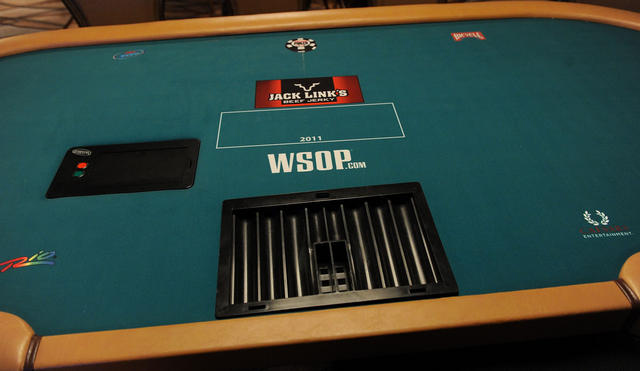 aaaaa2011_WSOP_table_top